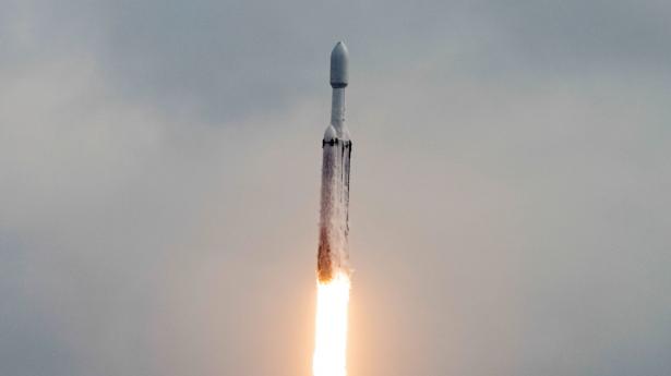 En SpaceX-raket af typen “Falcon Heavy” fotograferet 13. oktober efter affyring fra Cape Canaveral i Florida. Ombord havde raketten et rumfartøj fra Nasa, der skal udforske en asteroide. Arkivfoto: Joe Skipper/Reuters/Ritzau Scanpix