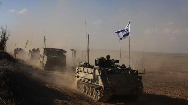 En israelsk konvoj kører i stilling tæt på grænsen til Gazastriben for at forberede en invasion. Foto: 
Menahem Kahana/AFP/Ritzau Scanpix