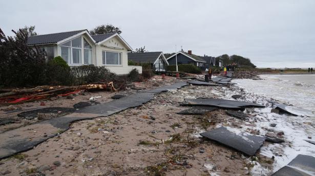 Oprydningen er gået i gang i Vilstrup og Diernæs i Sønderjylland efter ødelæggelserne fra stormen fredag nat. Foto: Mads Claus Rasmussen/Ritzau Scanpix