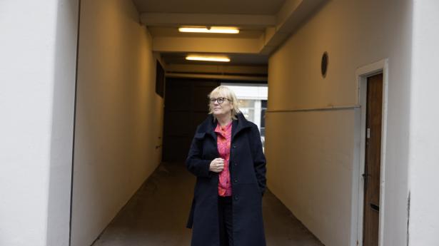 Birgitte Qvist-Sørensen i Folkekirkens Nødhjælp holder medarbejdermøde en gang om måneden for at informere og engagere de ansatte i arbejdet, der lige nu foregår i bl.a. Libyen, Congo, Ukraine og Gaza. Foto: Rosaline Ben-Baruch Lange