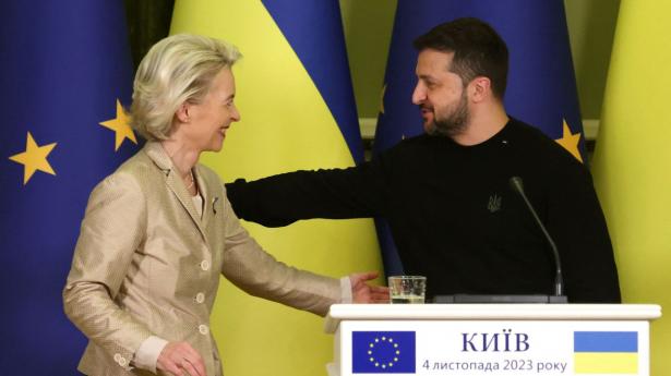 EU-formanden Ursula von der Leyen besøgte Ukraines præsident Zelenskyj i Kyiv søndag og roste også ved den lejlighed ukrainernes fremskridt. Foto: Anatolii Stepanov/AFP/Ritzau Scanpix