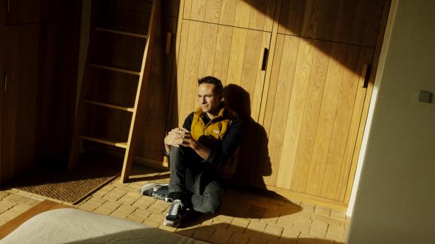 Kasper Egelund lærte tidligt at bede andre om hjælp, og ved netop at sætte et godt hold igen og igen har han fået på studentereksamen og en cand.merc. Foto: Tobias Nicolai