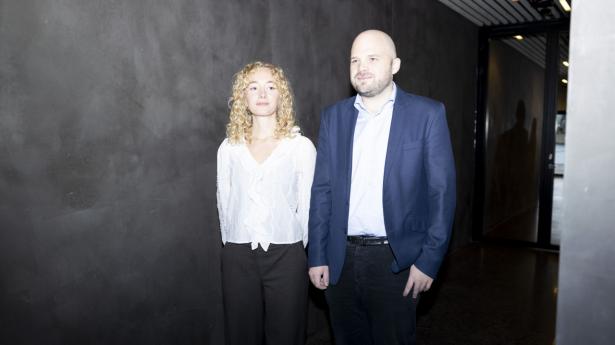 Victoria Havsteen Branner (t.v.) og Marcus Mølbank Ingholt (t.h.) er økonomer i Nationalbanken, og de har begået en analyse om, hvad den grønne omstilling kan betyde for pengepolitikken. Foto: Rosaline Ben-Baruch Lange