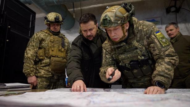 Præsident Zelenskyj (midten) og den ukrainske hærs øverstkommanderende Oleksandr Syrskyi (.t.h) har fået hjælp til værdi af 425 mia. kr. fra USA. Foto: Ukrainian Presidential Press Service/Reuters/Ritzau Scanpix