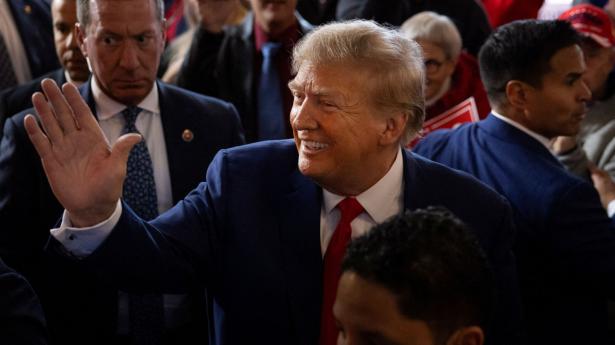 Donald Trump stiller op for at møde vælgerne, men deltager ikke i tv-debatter med andre republikanske præsidentkandidater. Her fra en whiskybar in Ankeny, Iowa. Foto: Carlos Barria/Reuters/Ritzau Scanpix