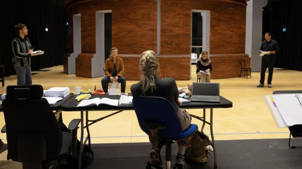 Det Kgl. Teater sætter igen “Indenfor murene” op. Denne gang med bl.a. Bodil Jørgensen og Jens Albinus. Foto: Rosaline Ben-Baruch Lange