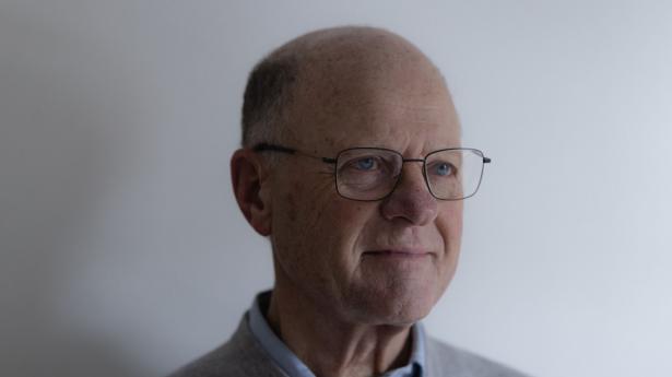 “Jeg giver mig selv opgaver, der styrker åndsevnerne,” siger Bernt Johan Collet, tidligere minister, kammerherre, godsejer og juletræsproducent. Foto: Simon Fals