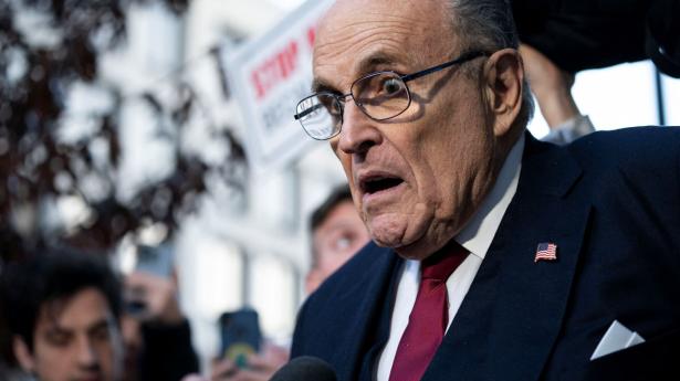 Tidligere personlig advokat for Donald Trump Rudy Giuliani søger om kreditorbeskyttelse efter at have begæret sig selv personligt konkurs.
