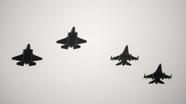 De danske flyve- og flådestationer skal beskyttes af et nyt luftforsvar, lyder anbefalingen fra to analytikere. Her er det to F35- og to F16-kampfly ved Flyvestation Skrydstrup. Arkivfoto: Bo Amstrup/Ritzau Scanpix