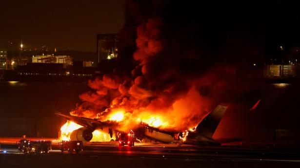 Flyet fra Japan Airlines i brand på landingsbanen i Tokyo. Foto: Issei Kato/Reuters/Ritzau Scanpix