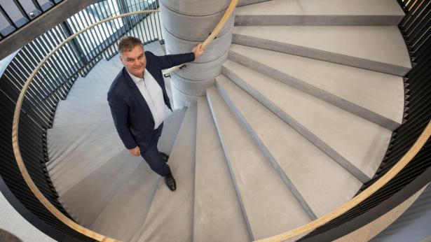 Topchef Jais Valeur tager trappen i Danish Crowns nye koncernhovedsæde lige uden for Randers. Kursen er rigtig, selv om både omsætning og resultat falder, siger han. Foto: Bo Amstrup/Ritzau Scanpix