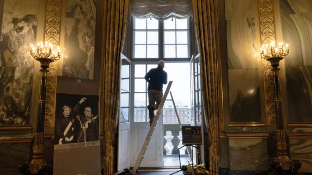 Balkonen til søndagens proklamation er i forlængelse af tronsalen på Christiansborg. Ved et tilfælde blev dørenes hængsler tjekket, da Børsen kom forbi. Fotos: Rosaline Ben-Baruch Lange