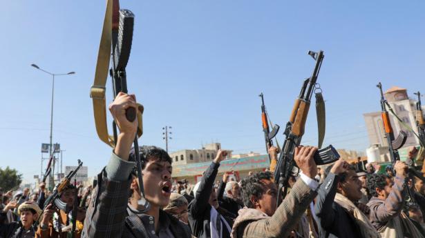 Nyrekrutterede houthi-medlemmer deltog i kampråb under en ceremoni i Yemens hovedstad 11. januar. Foto: Khaled Abdullah/Reuters/Ritzau Scanpix