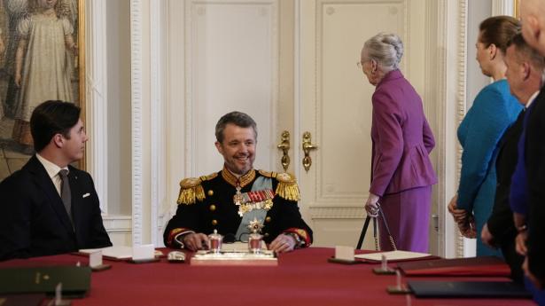 Dronning Margrethe forlader mødet i Statsrådet på Christiansborg Slot. Tronskiftet indtraf i det øjeblik, hvor dronningen underskrev sin erklæring om abdikation. Foto: Mads Claus Rasmussen/Ritzau Scanpix