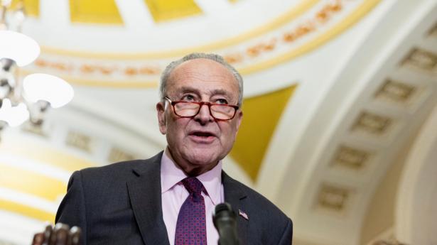 Chuck Schumer, der leder Demokraterne i Senatet, siger, at en indledende afstemning om lovforslag med hjælp til Ukraine og Israel vil finde sted senest onsdag. Arkivfoto: Amanda Andrade-Rhoades/Reuters