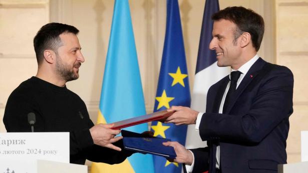 Ukraines præsident Volodymyr Zelenskyj og Frankrigs præsident Emmanuel Macron.