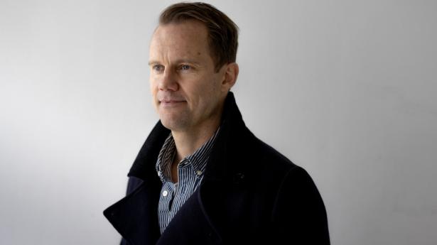 Forfatter Niels Overgaard har selv mange gange oplevet at opnå en drøm og blive kortvarigt lykkelig, før nye mål og utilfredshed indtraf. Da han stiftede bekendtskab med den antikke filosofi, fandt han en anden måde at søge lykken på. Foto: Simon Fals