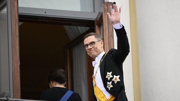 Finlands nye præsident, Alexander Stubb, vinker fra en balkon i præsidentpaladset til de mennesker, der var mødt frem i Helsinki for at markere præsidentskiftet fredag. Foto: Emmi Korhonen/AFP/Ritzau Scanpix