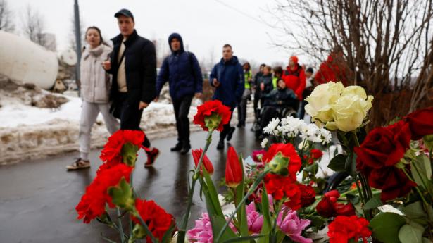 Trods risiko for anholdelse var tusindvis af mennesker mødt op ved Aleksej Navalnyjs begravelse i Moskva fredag. Foto: Stringer/Reuters/Ritzau Scanpix