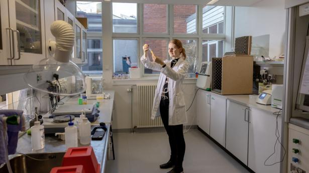 Farmaceut og forsker i kollagen Andrea Heinz sværger ikke til kollagentilskud. En sund livsstil er den afgørende faktor for hudens byggesten. Foto: Simon Fals