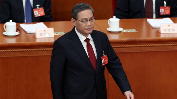 Den kinesiske premierminister Li Qiang, som er nummer to efter præsident Xi Jinping, præsenterede tirsdag en rapport, hvori Kinas vækstmål for 2024 blev offentliggjort. Foto: Florence Lo/Reuters/Ritzau Scanpix