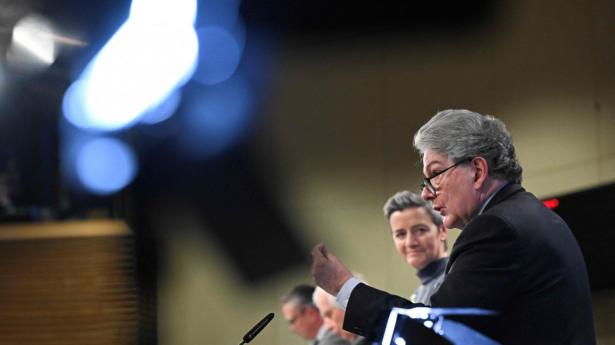 EU-Kommissionen med blandt andre konkurrencekommissær Margrethe Vestager og industrikommissær Thierry Breton præsenterede tirsdag kommissionens første forsvarsstrategi. Foto: John Thys/AFP/Ritzau Scanpix
