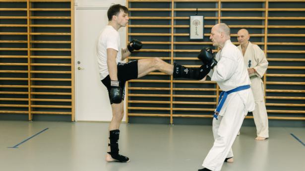 To gange om ugen er der karatetræning på Christiansborg anført af sensei Brian Zinck. Foto: Rebecca Helene Hoffmann