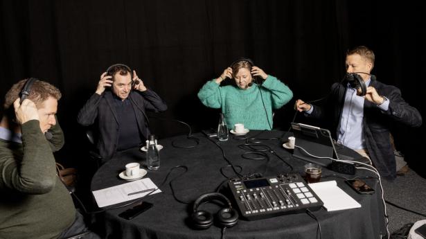 Panelet består (fra venstre mod højre) Nikolaj Sommer, podcastvært og chefredaktør på Børsen, Claus Elmholdt, faglig direktør i konsulentvirksomheden Lead+, Camilla Sløk, ledelsesforsker ved CBS, og Jakob Riis, topchef for Falck. Foto: Simon Fals