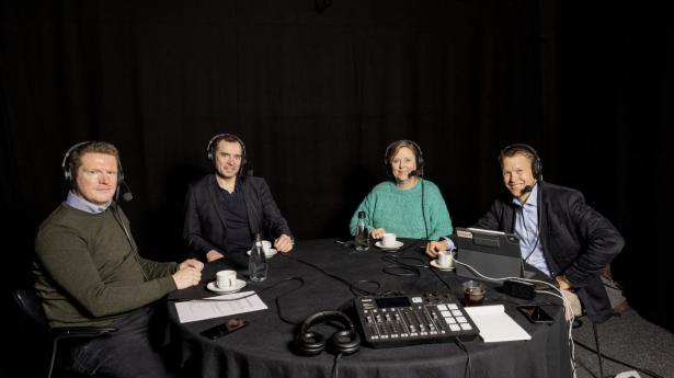 Panelet består (fra venstre mod højre) af Nikolaj Sommer, podcastvært og chefredaktør på Børsen, Claus Elmholdt, faglig direktør i konsulentvirksomheden Lead+, Camilla Sløk, ledelsesforsker ved CBS, og Jakob Riis, topchef for Falck. Foto: Simon Fals