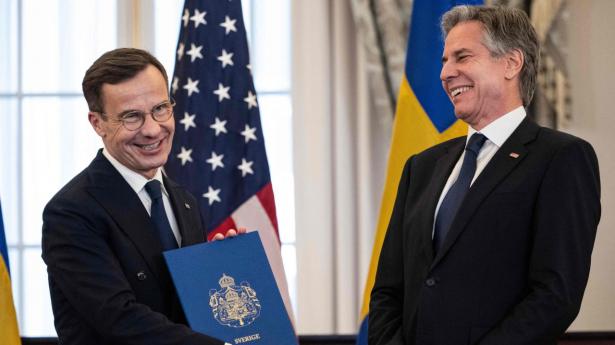 Den svenske statsminister, Ulf Kristersson, overrakte torsdag dokumenter om Sveriges indtrædelse i Nato til den amerikanske udenrigsminister, Anthony Blinken. Foto: Andrew Caballero-Reynolds/AFP/Ritzau Scanpix