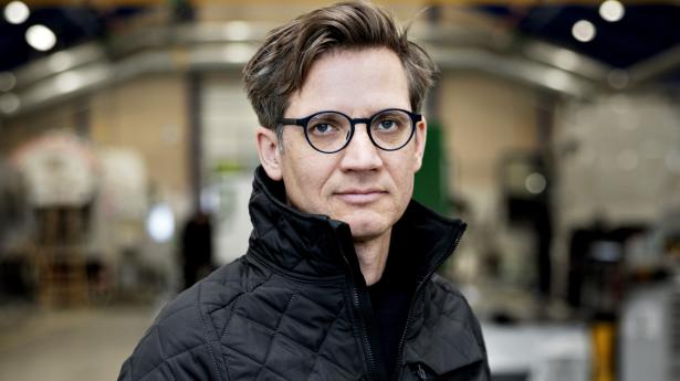 Langt de fleste af direktør Holger Ross Lauritsens medarbejdere på VM Tarm er mænd. På hans virksomhed har det haft stor betydning, at især fædre i Vestjylland holder længere barselsorlov. Foto: Astrid Dalum