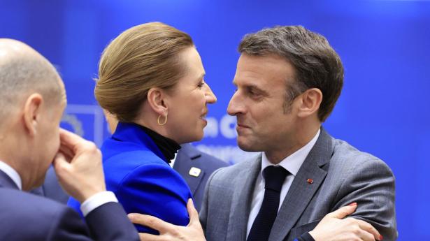 Præsident Macron er klar til at stifte ny fælles gæld til at finansiere europæisk oprustning. Statsminister Mette Frederiksen (S) er åben for at diskutere. Foto: AP Photo/Geert Vanden Wijngaert
