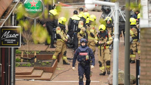 B ombeeksperter er mødt op foran en café i den hollandske by Ede, hvor en mand lørdag tog flere personer som gidsler. Foto: AFP/Ritzau Scanpix