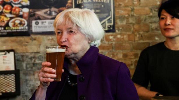 Finansminister Janet Yellen får lidt øl under sit konfrontatoriske besøg i Kina. Foto: Florence Lo/Reuters/Ritzau Scanpix