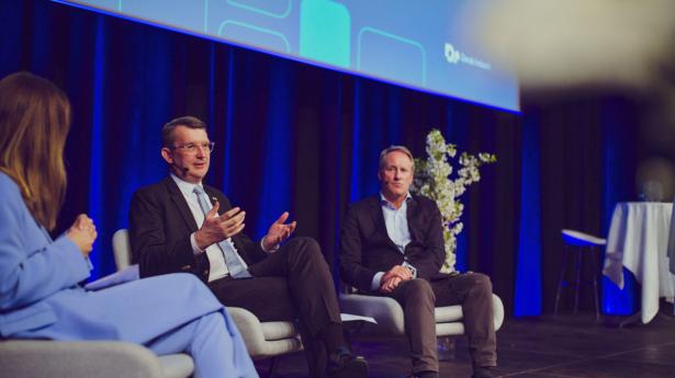 Møde for smv-virksomheder mandag på Tivoli Hotel & Congress Center. DI’s adm. Lars Sandahl til højre og vicestatsminister Troels Lund Poulsen (V) midtfor. Chefredaktør Mette Østergaard fra Berlingske var mødeleder. Foto: Thomas Nielsen