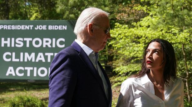 Præsident Joe Biden med kongresmedlem Alexandria Ocasio-Cortez efter en tale i Triangle, Virginia, på Earth Day. Foto: Kevin Lamarque/Reuters/Ritzau Scanpix