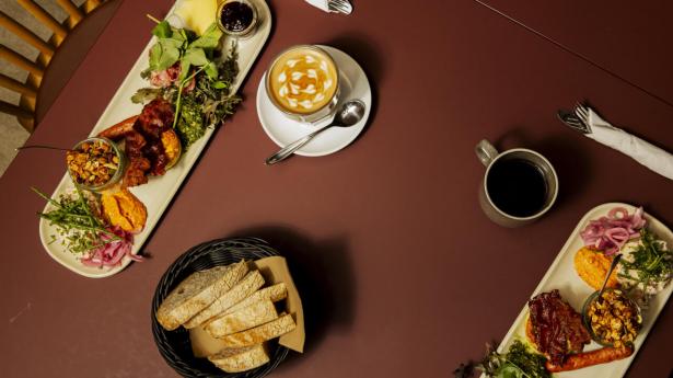Øens Madhus er et spisested, der drives med hjælp fra mennesker, der har svært ved at passe traditionelle job, og de serverer god brunch. Foto: Katrine Noer