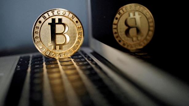 Kryptovalutaen Bitcoin ramte onsdag det laveste niveau i to måneder efter heftige stigninger siden marts. REUTERS/Benoit Tessier/File Photo