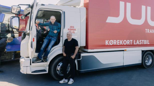 De to ukrainske flygtninge Oleksandr Hontar og Andrii Lapin er ved at tage kørekort til lastbil, men et forbud mod tolke til køreprøver kan bremse deres jobdrømme. Foto: Rebecca Helene Hoffmann