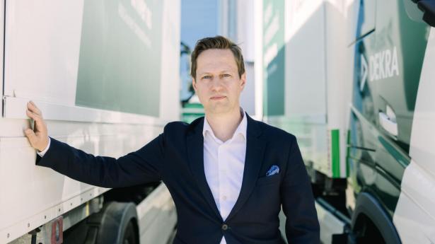 Adm. direktør i Dekra Danmark Christen Bagger har måttet erkende, at virksomheden ikke når sit 2025-mål om CO2-neutralitet. Men virksomheden kunne være CO2-neutral i morgen. Det ville bare koste over 1 mia. kr. Foto: Rebecca Helene Hoffmann