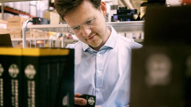 Anders Balmer, direktør for Kaffekapslen, som sælger til over 1 mio. kunder på 16 europæiske markeder, venter, at kaffepriserne stiger yderligere i de kommende måneder. Foto: Julie Meldhede Kristensen