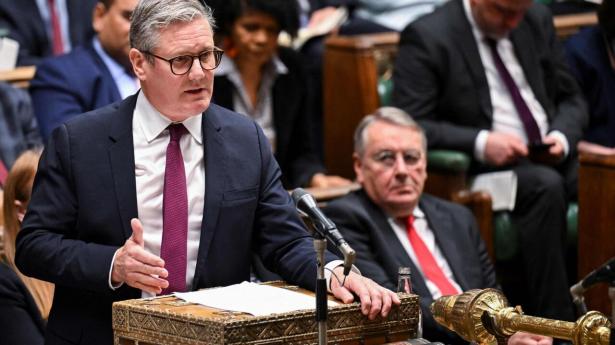 Keir Starmer taler her i det britiske parlament, få timer før det onsdag aften blev meldt ud, at briterne skal til valg 4. juli. Foto: AFP/Ritzau Scanpix