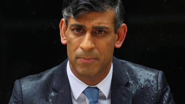 I silende regn meddelte den britiske premierminister Rishi Sunak onsdag aften, at briterne skal til valg 4. juli. Foto: Toby Melville/Reuters/Ritzau Scanpix