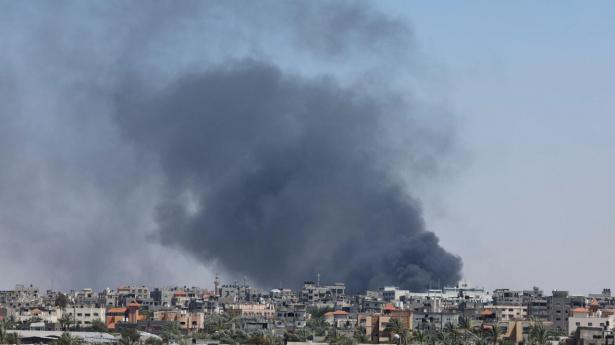 Her ses en stor røgsky under et israelsk luftangreb i Rafah. Foto: Mohammed Salem/Reuters/Ritzau Scanpix