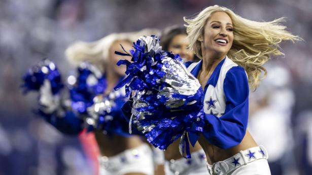 Dallas Cowboys’ cheerleaders optræder stadig, men man ser dem unægteligt i et lidt andet lys efter at have lyttet til “America’s Girls”. Foto: Brandon Wade/Ritzau Scanpix