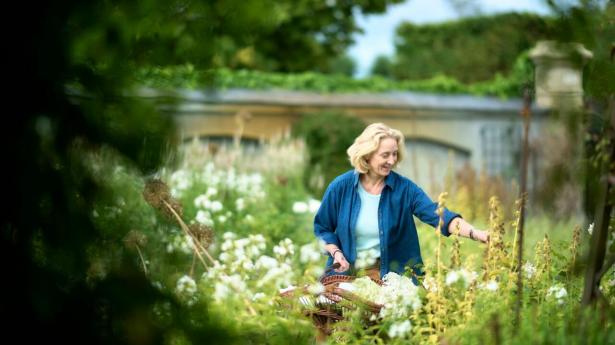 Alexandra af Sayn-Wittgenstein-Berleburg i Den Hvide Have, der er inspireret af den verdensberømte hvide have i Sissinghurst Castle Gardens i England.