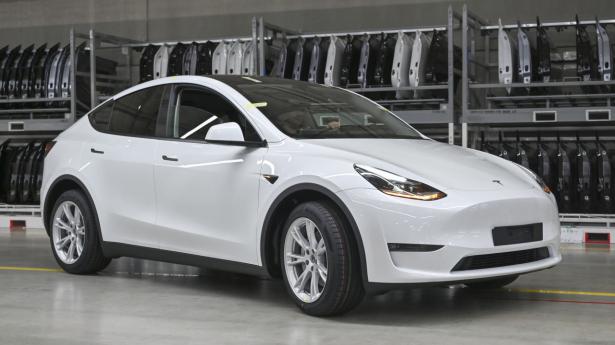 Tesla Model Y sætter konkurrenterne til vægs og er den klar mest solgte bil i Danmark i 2023. Arkivfoto: Patrick Pleul/AP/Ritzau Scanpix