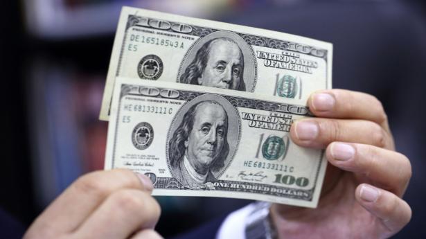 I 2014 blev der opdaget en særlig god forfalskning af den amerikanske 100-dollar-seddel (nederst) kendt som “Super S”-forfalskningen. Arkivfoto: Tomohiro Ohsumi/Bloomberg