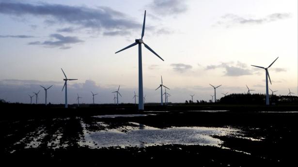 Vestas wind turbines operate near their factory in Lem, Denmark on Wednesday, Nov. 18, 2009. Vestas Wind Systems A/S, the world's biggest maker of wind turbines, said it plans to almost double its capacity to produce wind-power equipment in India as the government offers new incentives for renewable energy. Arkivfoto: Chris Ratcliffe/Bloomberg