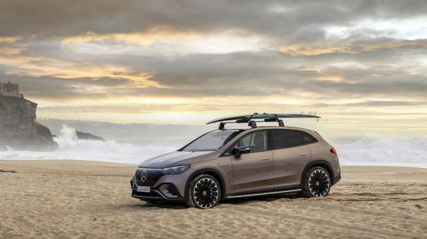 EQE SUV fås med tagræling til ski, tagboks og cykler. Testbilen har AMG Line-pakke med Velvet Brown metallak. Fotos: Deniz Calagan